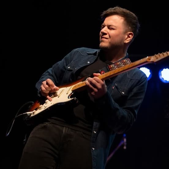 GuitarJoe playing fingerstyle guitar