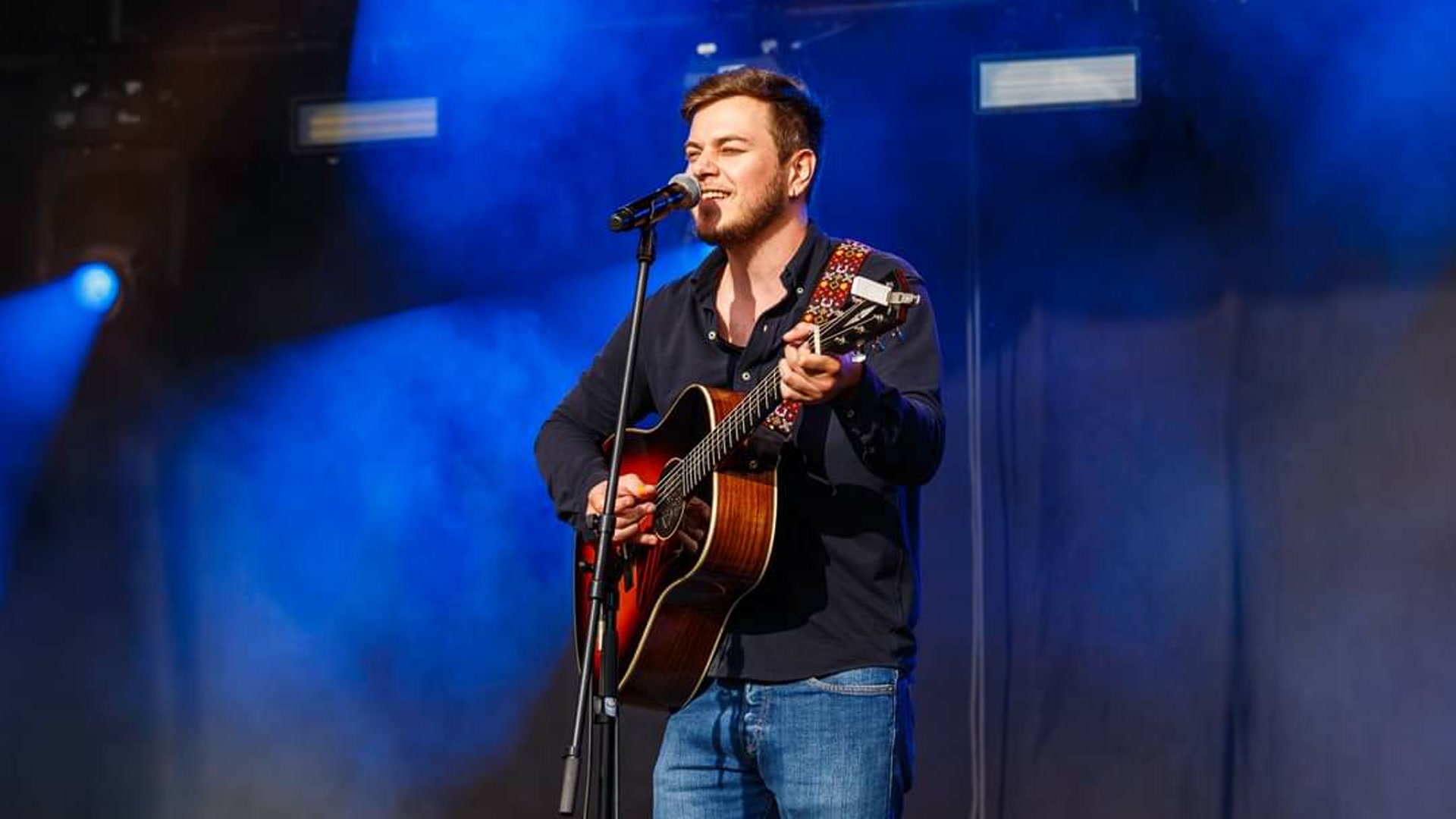 Fingerstyle guitarist GuitarJoe performing live